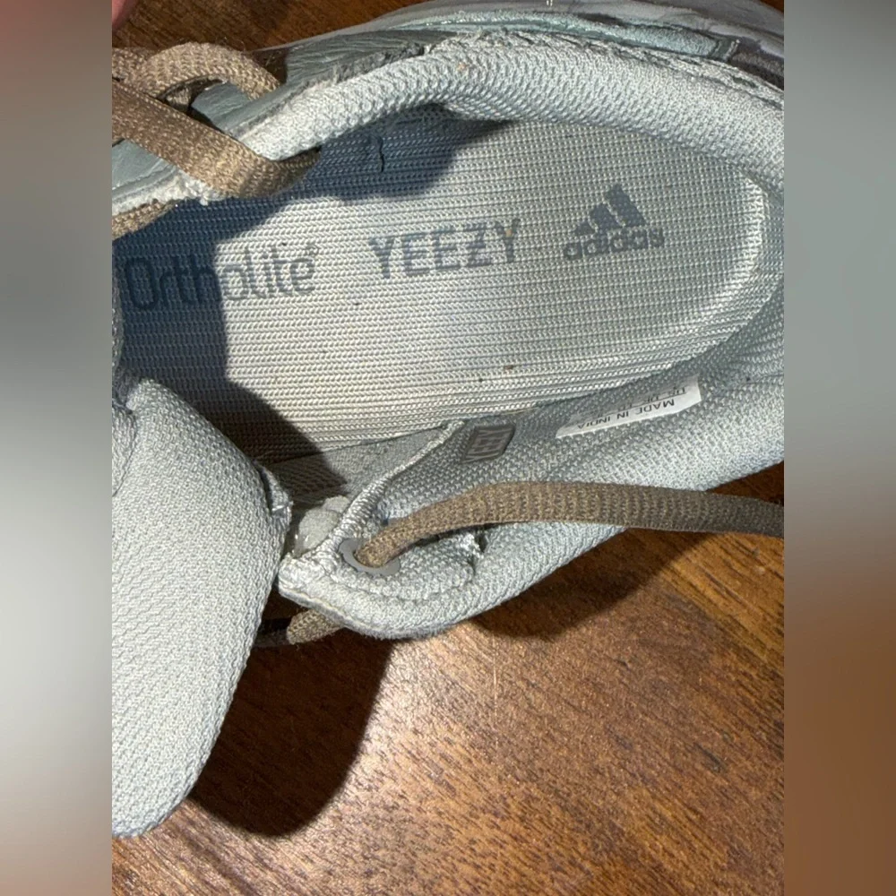 Adidas Yeezy 700